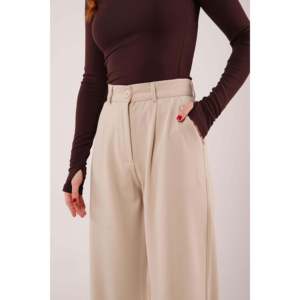 Pantalon ajusté crème pour femme modèle Lustrin Premium - Pantalon professionnel en mélange polyester élasthanne pour la vente en gros - Product Image 2