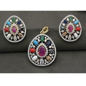 Ensemble de pendentifs de créateur en or blanc brillant magnifiquement conçu avec des diamants américains pour les fêtes de filles et de femmes en laiton - Product Image 1