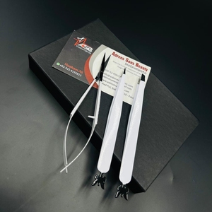 Pince à sourcils en acier durable avec logo personnalisé avec pointe inclinée et ciseaux à ressort à sourcils noir papillon pour la beauté - Product Image 1