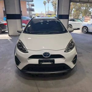 Voiture d'occasion de qualité et abordable, Toyota Prius c 2018, conduite à gauche - Product Image 1