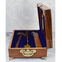 Ensemble d'outils maçonniques de luxe en bois de palissandre, comprenant une équerre, une règle et une règle de maçon en bois avec une truelle dorée et le logo de la franc-maçonnerie