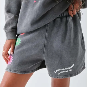 Short de survêtement à imprimé bouffant de rue en couleur grise Meilleur matériau Prix de gros avec propre logo Meilleur prix Les femmes portent des shorts de jure - Product Image 1