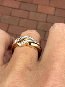 แหวนเพชรทรงกลมเจียระไนแบบบริลเลียนท์ วงกว้าง ทองคำ 10k สีเหลือง ดีไซน์หรูหรา งานฝีมือชั้นดี สำหรับงานแต่งงาน ขายดี ปี 2026 รับผลิตแบบ OEM - Product Image 3