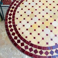 Moderner Marokkanischer Mosaik-Couchtisch mit Rubin-Sand-Zellige-Fliesen, Geometrisches Design, Handwerkskunst aus Glas und Metall