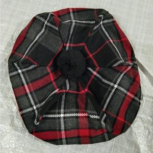 Este es un gorro escocés Tam O Shanter en el tradicional tartán Wallace. - Product Image 6