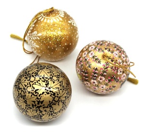 Bola de Navidad y adornos de árbol Mache de papel festivo respetuoso con el medio ambiente de 8 cm - Product Image 1