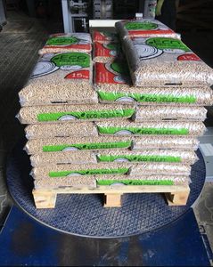 Pellets de madera de pino de grado superior de Europa 15 kg Din Plus/EN Briquetas de leña estándar/aserrín Chips Embalaje de bolsa de 6mm. - Product Image 2