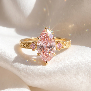 แหวนเพชรทรงมาร์คีส์สีชมพู ดีไซน์ใหม่ หรูหรา ทองคำขาว 18K เพชร VVS สร้างในห้องปฏิบัติการ IGI เหมาะสำหรับงานหมั้นและงานแต่งงาน เครื่องประดับชั้นดี - Product Image 1