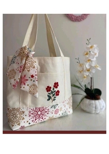 Sac fourre-tout en toile de coton à bordure florale festive avec détail de cravate en écharpe en crème avec des accents rouges et dorés, élégant pour le transport quotidien - Product Image 2
