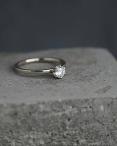 Bague de fiançailles Moissanite coupe ronde de 5mm | Design solitaire classique | OEM de bijoux fins d'anniversaire de mariage nuptiale en or ou en argent - Product Image 2