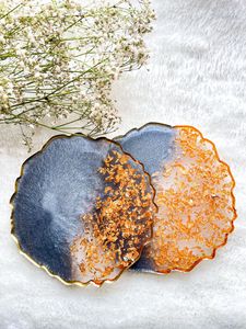 Sous-verre en résine avec des accents de pigments métalliques créant une surface réfléchissante luxueuse pour les thèmes de style d'intérieur modernes - Product Image 6