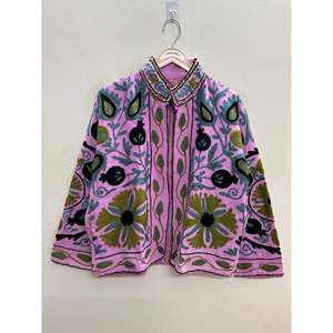 Veste en coton Suzani rose orchidée Bagh-e-Anar brodée à la main avec des motifs olive et ardoise, idéale pour la saison printanière - Product Image 2