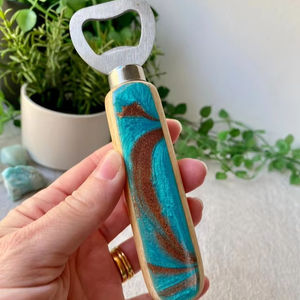 Ouvre-bouteille décoratif élégant en résine avec finition ornementale idéal pour les cadeaux pendant la pendaison de crémaillère et les événements spéciaux - Product Image 1