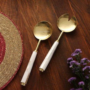 Nouveau service à salade en métal plaqué or avec poignée ronde en nacre pour la maison et le mariage sur table - Product Image 2