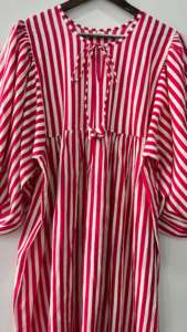 Robe d'été pour femmes à rayures roses, faite à la main, longueur mini/midi, col profond, imprimé en coton, doux et naturel - Product Image 6