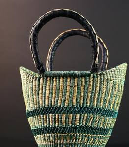 Panier de marché Bolga tissé à la main : Sac fourre-tout en paille verte avec poignée en cuir - Product Image 1