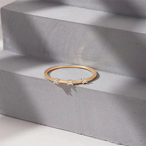 แหวนหมั้น/แหวนสัญญา ดีไซน์มินิมอล ประดับเพชรแล็บทรงกลม 3 เม็ด ตัวเรือนทองคำแท้ 10K ผสมเงินสเตอร์ลิง ของขวัญสำหรับเธอ - Product Image 4