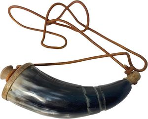 Cuerno de polvo grabado a mano con correa de cuero personalizada, perfecto para armas de fuego de polvo negro y recreaciones históricas - Product Image 6