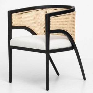 Fauteuil de salle à manger moderne en rotin canné, dossier tonneau, structure noire, assise rembourrée, pour salle à manger, hôtel, restaurant, café - Product Image 1