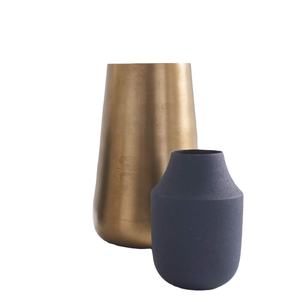 แจกันดอกไม้อลูมิเนียมคุณภาพสูง ดีไซน์ทองเหลือง งานโลหะอินเดีย ของตกแต่งบ้าน ขายส่งจากโรงงานโดยตรง ราคาดีที่สุด - Product Image 1