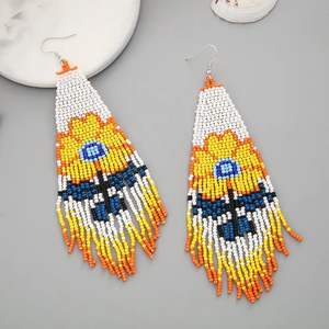 Boucles d'oreilles longues sur mesure avec perles de verre multicolores, design tendance en perles, bijoux de mode pour les magasins de bijoux. Par HF CRAFTS - Product Image 1