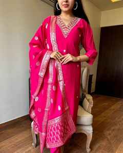 Kurti largo de viscosa elegante para mujer con detalle de manga bordada de proveedor indio para exportación a granel - Product Image 1
