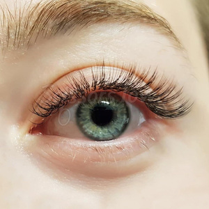 Pince à cils avec logo personnalisé avec pointe incurvée et précision pour les travaux d'extension de cils - Product Image 4