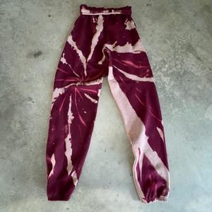 Pantalones de chándal acampanados de felpa con lavado ácido y bordado gráfico para hombre, con logo personalizado, apilados, de invierno, gruesos y transpirables - Product Image 2