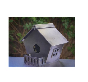 บ้านนกโลหะทนต่อสภาพอากาศสำหรับใช้งานกลางแจ้งพร้อมดีไซน์แบบแขวนที่เป็นเอกลักษณ์เพื่อดึงดูดนกขับขาน - Product Image 1