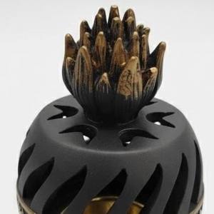 เตาเผาเครื่องหอมแบบหล่อขึ้นรูปสีดำทันสมัย พร้อมฝาปิดแบบมีช่องระบายอากาศ และลวดลายเลเซอร์ด้านข้าง สไตล์อิสลาม เหมาะสำหรับเป็นของขวัญในเดือนรอมฎอน และใช้ในบ้านสไตล์ตะวันออกกลาง - Product Image 2