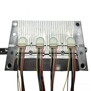 Moule de surmoulage pour câble de données haute vitesse et connecteur à fibre optique - Product Image 3