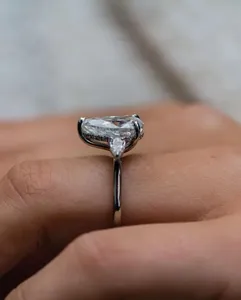 925 Plata 1.80CTW Corte de pera VVS1 Moissanite Anillo de tres piedras - Product Image 3