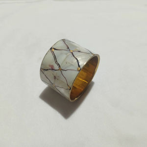 Servilletero ARTWORK MAESTRO MOP y anillo para servilletas de latón con diseño pintado a mano - bodas y eventos - Product Image 1