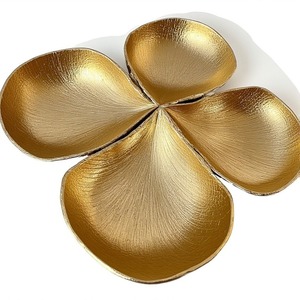 Elégante assiette de présentation en aluminium et verre pour fruits secs avec bol à trois feuilles Design finition or brillant Décoration intérieure de luxe - Product Image 4