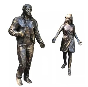 Escultura de metal de pareja más vendida que refleja el apoyo mutuo, mostrando cómo dos personas se apoyan el uno al otro para obtener fuerza - Product Image 1