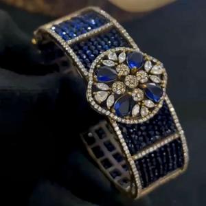 Brazalete Abrible de Diseño de Alta Calidad con Acabado Dorado y Circonitas Cúbicas, Estilo Moderno y Tradicional para Mujer - Product Image 1