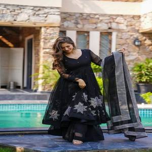 Conjunto de Lehenga Choli VASTRA COTTAGE de Organza Pura con Estampado Digital, Lehenga con Vuelo, Blusa Bordada y Dupatta - Product Image 1