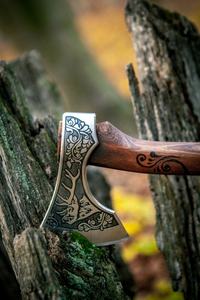 Hache viking artisanale en acier à haute teneur en carbone avec manche en bois naturel et étui en cuir, 1,5 kg, pour le camping et la survie en plein air - Product Image 4