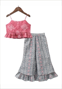 ชุดเสื้อครอปสายเดี่ยวพิมพ์ลายแบนดานีสีชมพูของ Shoryam Fashion พร้อมกางเกงชาราราสีเทาสำหรับเด็กผู้หญิง ชุดแบบดั้งเดิมของอินเดีย เหมาะสำหรับงานปาร์ตี้ พร้อมสวมใส่ - Product Image 4