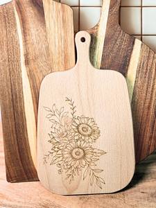 Planche à découper et plateau de service en bois - Durable, lavable au lave-vaisselle - Product Image 1