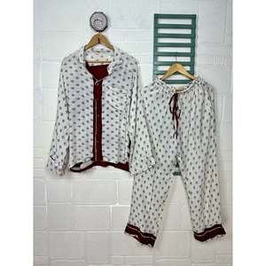 Langes ODM Nachhaltiges <b>Pyjama</b>-Set Aus Recycelter Seide Leichte Und Atmungsaktive Nachtwsche - Product Image 1