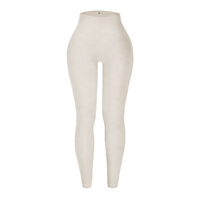 Leggings de tejido sin costuras que combinan cincuenta por ciento poliamida, treinta y ocho por ciento poliéster y once por ciento elastano, con pierna ajustada y cintura alta.