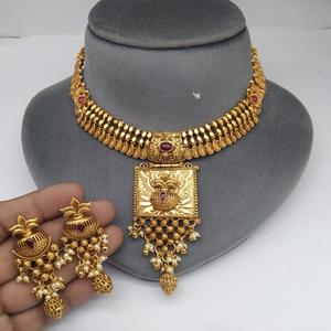 Ensemble de colliers design de meilleure qualité finition or aspect traditionnel avec boucles d'oreilles pour la collection de vêtements de fête de mariage pour femmes - Product Image 1