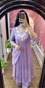 Robe longue pakistanaise Kameez Dupatta en costume Salwar en soie artisanale pour mariages et fêtes - Product Image 2