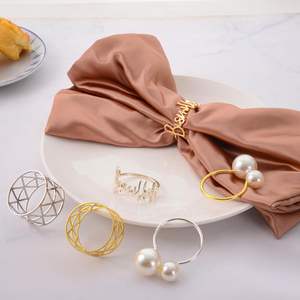 Accessoires de décoration, anneaux de serviette simples et élégants, anneaux de serviette modernes en or, décoration de table en perles de luxe, table élégante - Product Image 5