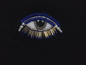 Fournisseur indien vendant des broches en forme de scarabée à pois roses, faites à la main, brodées de fils métalliques et de perles Miyuki - Product Image 3