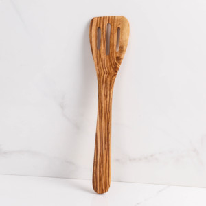 Utensilio de espátula ranurada de madera de olivo hecho a mano - Product Image 5