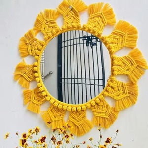 Beau miroir en macramé fait à la main support suspendu Boho coton tissé organisateur mural décoratif pour l'accent intérieur de la maison - Product Image 1