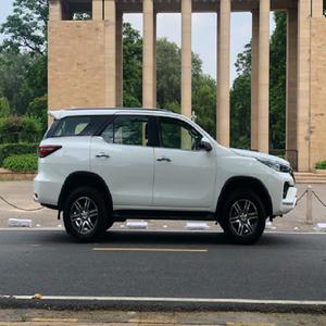 Toyota Fortuner en venta en buen estado usado (L H D) de la mejor calidad/TOYOTA Fortuner 4WD 2.5L de alto rendimiento 7 asientos - Product Image 5