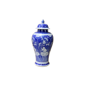 Urne en porcelaine bleue et blanche avec décor floral et figuratif, vase décoratif pour la maison - Product Image 1